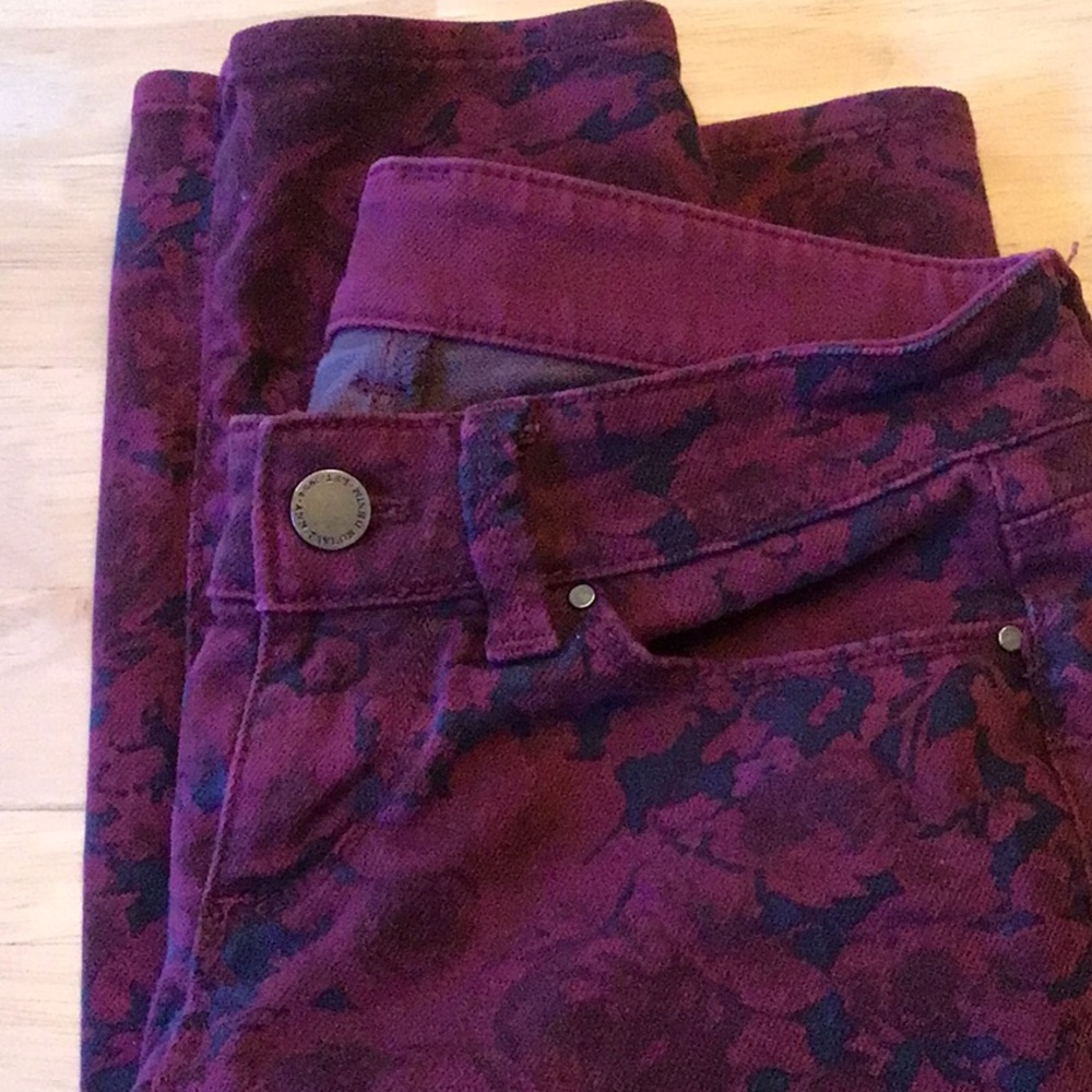 Ann Taylor 00P jeans in Modern Fit--fun maroon/navy floral - Picture 3 of 3